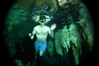 Explorando un cenote con snorkel